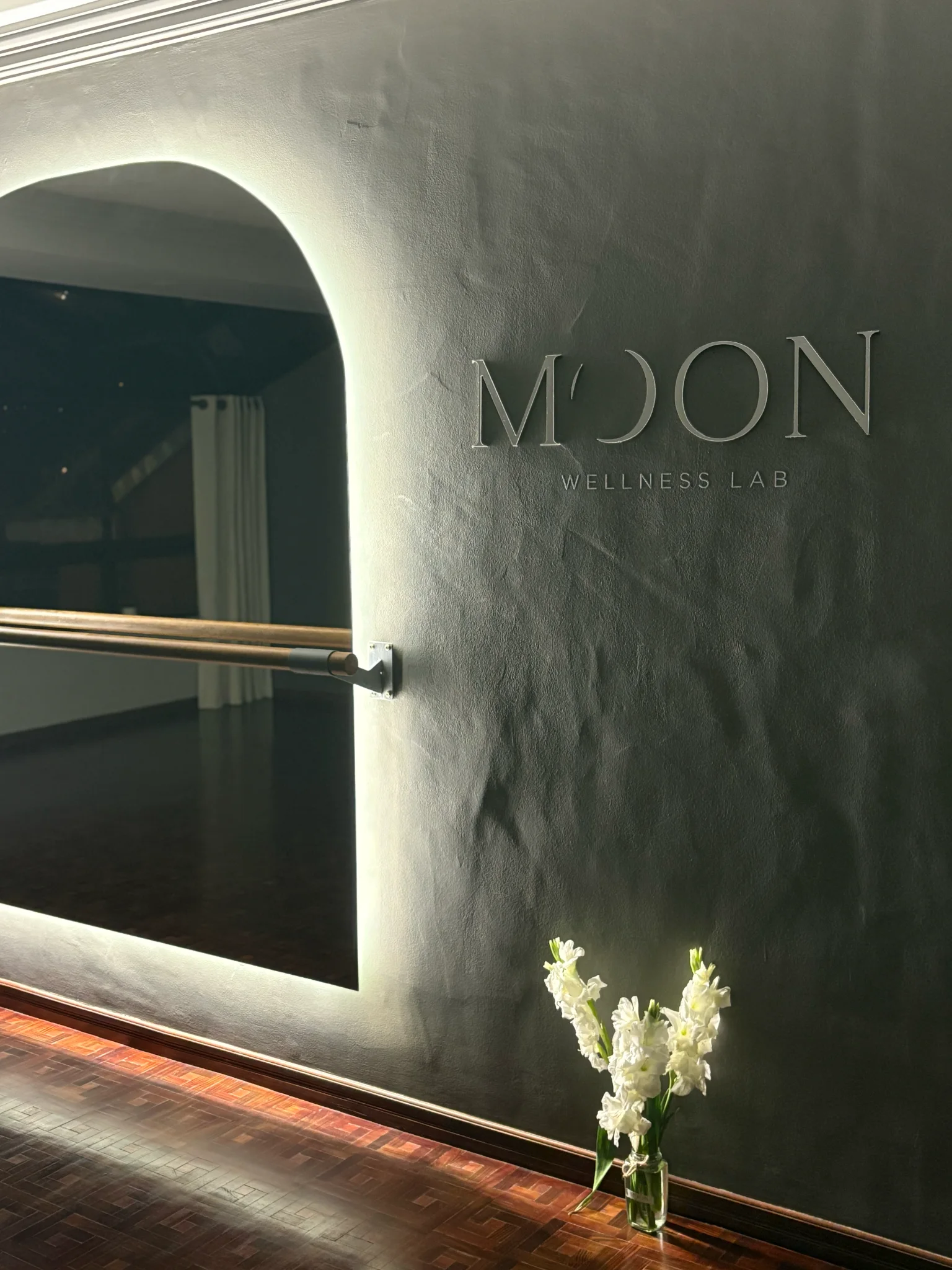 Logo Moon Wellness Lab dans le studio