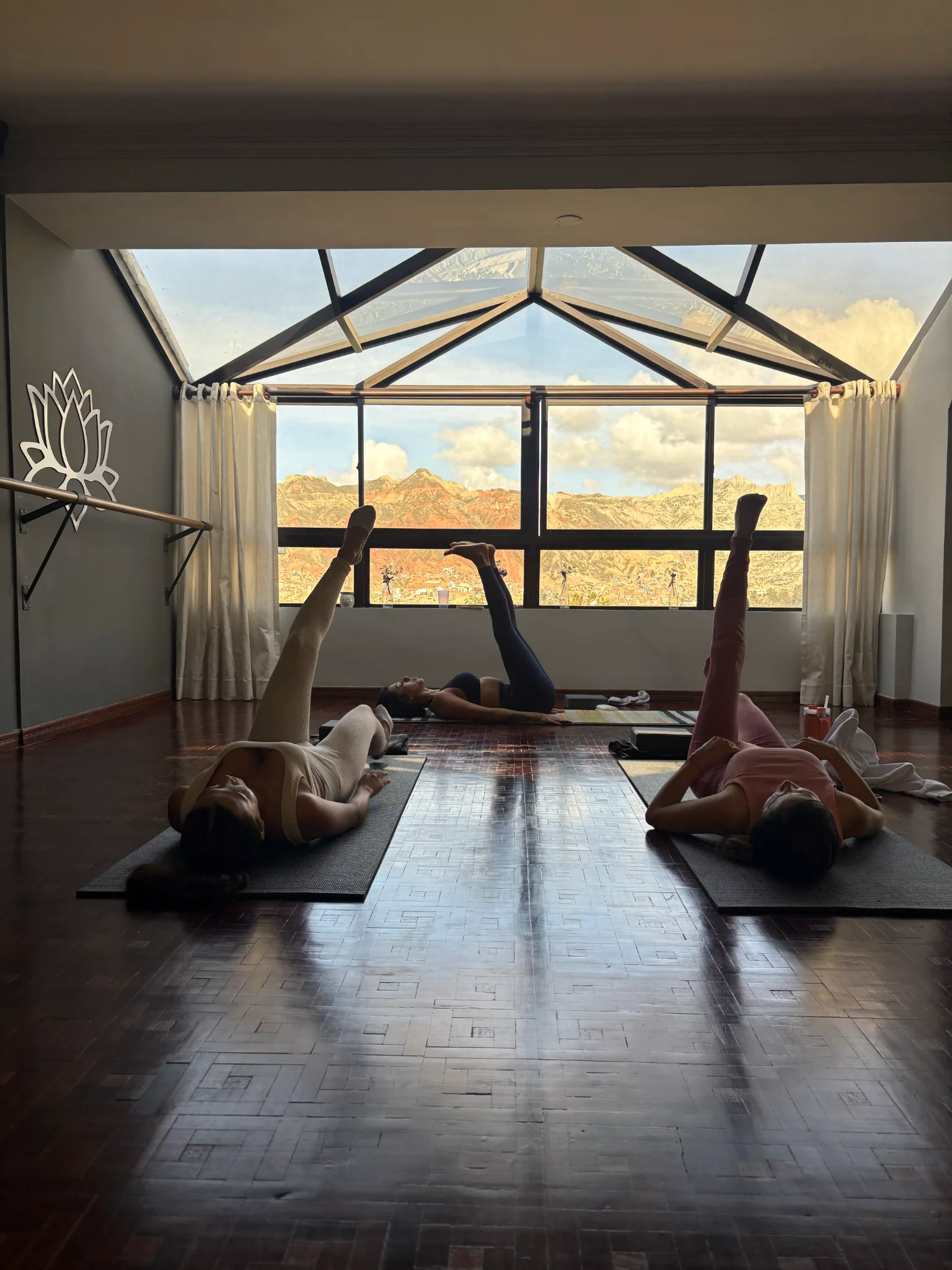 Voyageuse pratiquant le yoga à La Paz chez Moon Wellness Lab