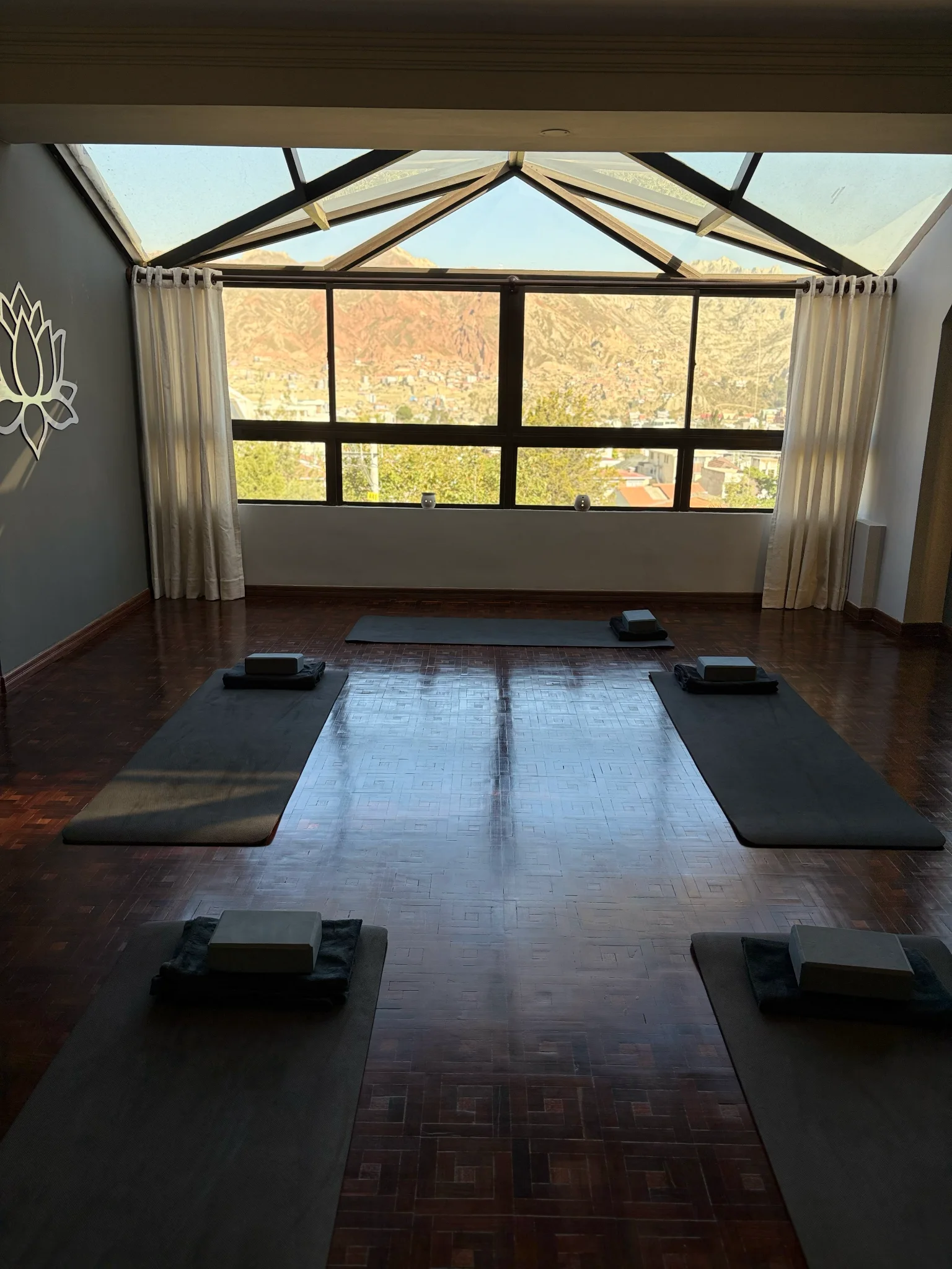 Tapis de yoga face aux montagnes de La Paz