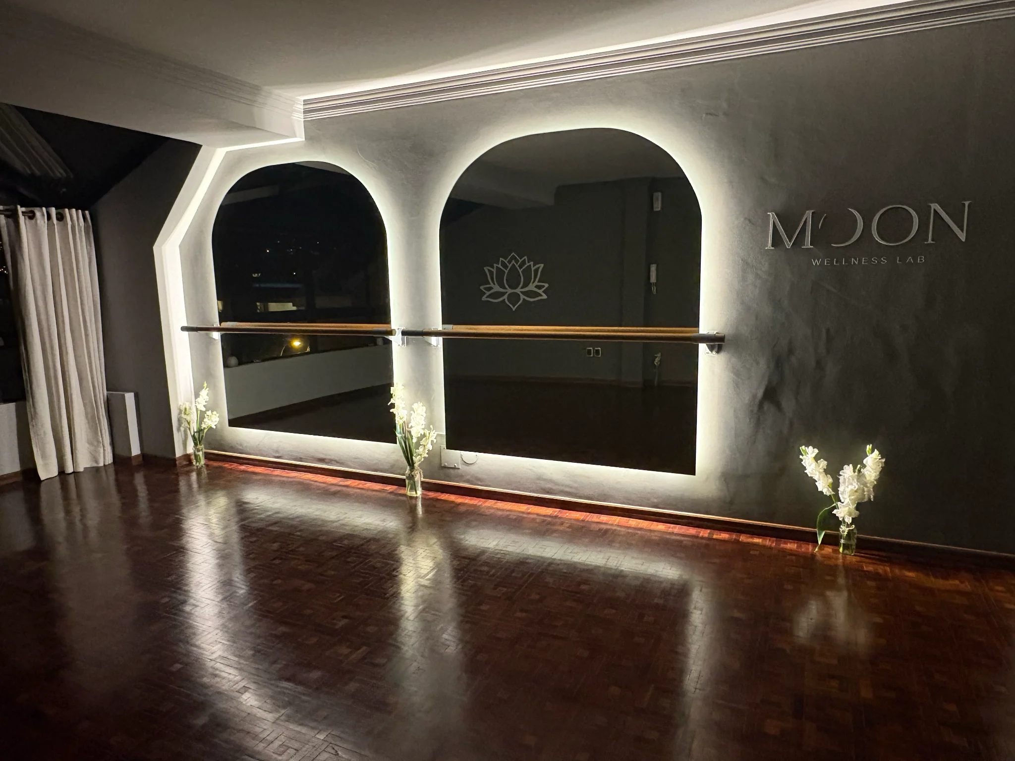 Studio Moon Wellness Lab avec miroirs et parquet